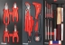 Servante d'atelier 7 tiroirs et 2 portes latérales composée de 107 outils PL - modules finition carbone