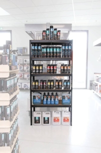 Présentoir de 97 aérosols KARZHAN , 8 dégraissants MEKATOP et 6 bidons KARZHAN