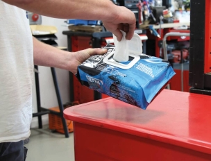 Boîte de 100 lingettes XXL ultra résistante PRO MULTI-USAGE-format 38x25cm- présentoir comptoir de 6 boîtes Boîte de 100 lingettes XXL ultra résistante PRO MULTI-USAGE-format 38x25cm- présentoir comptoir de 6 boîtes