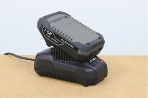 Chargeur ancienne génération pour batterie 2,4A pour réf.50515/50516/50517 Schneider