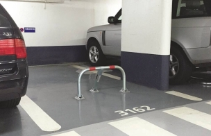 Barrière de parking renforcée rabattable pieds en fonte 960x455x425mm