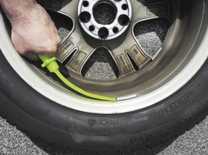 Outil universel pour décoller les masses adhésives