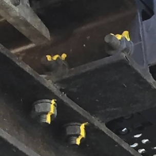 Peinture de sécurité jaune pour vis