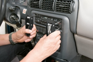 Outil pour le démontage des autoradios