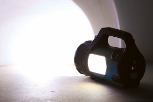 Lampe torche LED 700 lumens longue portée rechargeable