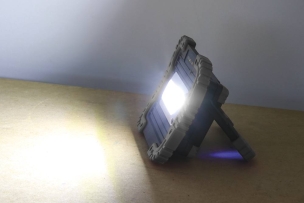 Projecteur LED 20W 1400 lumens rechargeable portable Projecteur LED 20W 1400 lumens rechargeable portable