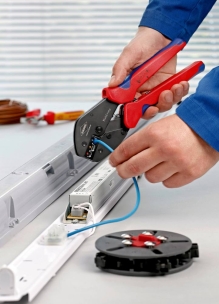 Pince à sertir 250mm automatique 5 machoires interchangeables bi-matière - coffret blister Pince à sertir 250mm automatique 5 machoires interchangeables bi-matière - coffret blister