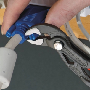 Pince multiprise entrepassée avec bouton poussoir Cobra® 125mm Pince multiprise entrepassée avec bouton poussoir Cobra® 125mm