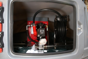 Cuve de stockage gasoil PEHD 5000L DP avec armoire intégrée pour station à gasoil 230V 100 l/min pistolet automatique/compteur/filtre et enrouleur tuyau automatique 8m