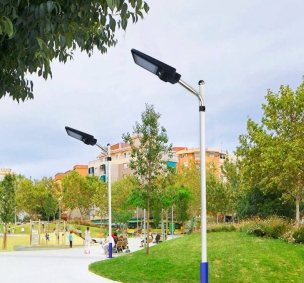 Lampadaire solaire LED 1600 lumens 15W avec détecteur