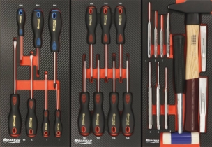 Servante d'atelier 7 tiroirs composée de 235 outils - modules finition carbone Servante d'atelier 7 tiroirs composée de 235 outils - modules finition carbone