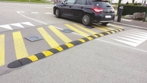 Ralentisseur jaune et noir en caoutchouc 1830x300x45mm