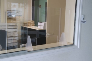 Barrière de protection plexiglass transparent larg.900mm haut.600mm 4,5mm Barrière de protection plexiglass transparent larg.900mm haut.600mm 4,5mm