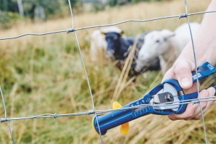Pince à grillage avec chargeur pour agrafes VR16