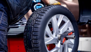 Equilibreuse semi-automatique pour roues VL