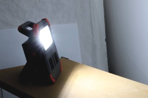 Projecteur LED 20W 2000 lumens rechargeable portable avec haut-parleur bluetooth