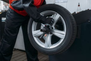 Equilibreuse semi-automatique pour roues VL