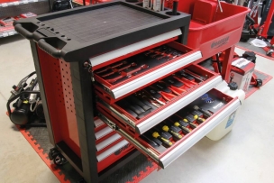 Servante d'atelier 8 tiroirs composée de 176 outils - modules carbone